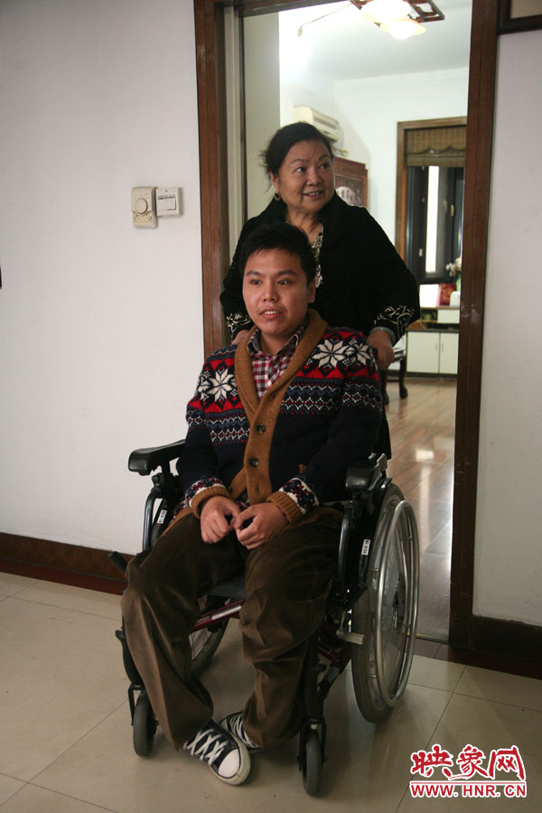 練完歌后，姥姥將海龍推了出來，因?yàn)樾袆?dòng)不便，海龍很少出門，他的活動(dòng)地方一般就是書房與客廳。