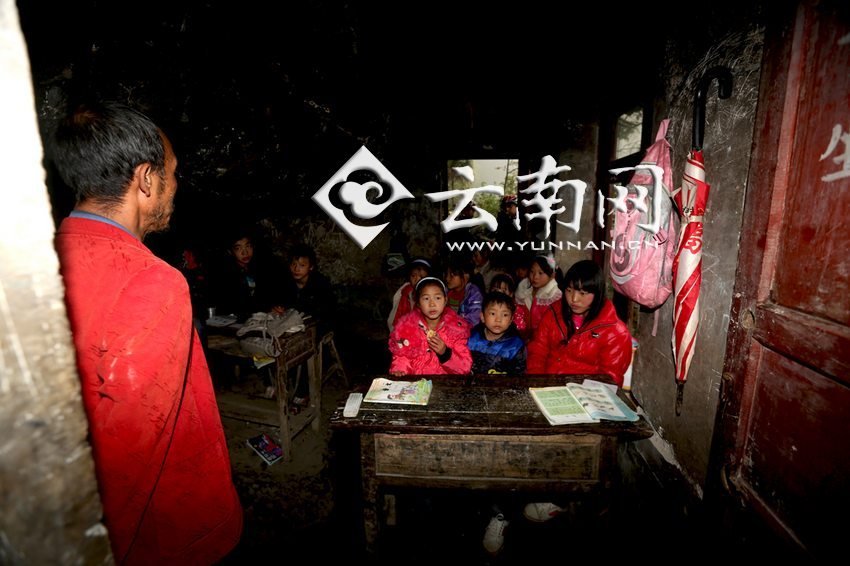 小學(xué)里只有兩個(gè)班，大點(diǎn)的孩子無法升入高年級，只得從一年級再讀起，就像復(fù)讀機(jī)。