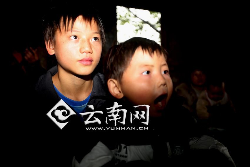 孩子認(rèn)真地跟著袁老師讀拼音。徐弘毅 攝