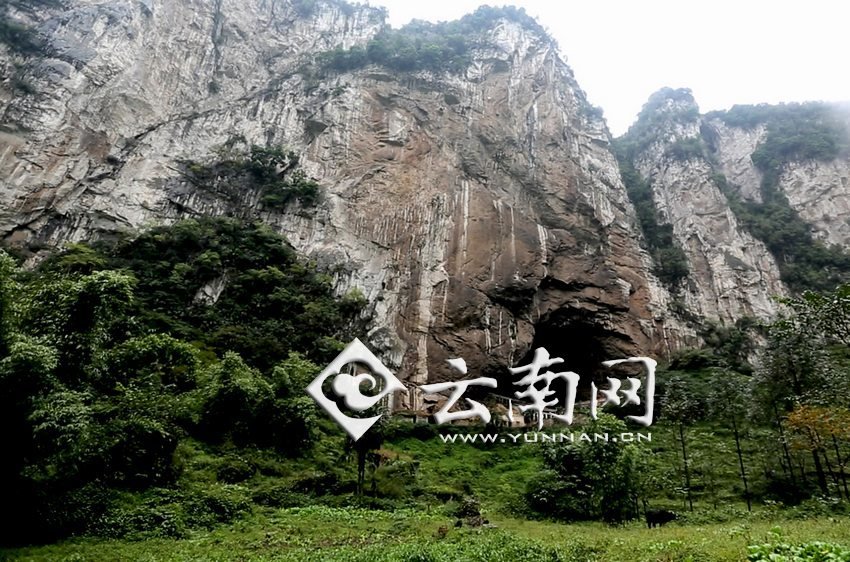 大鍋圈小學(xué)就建在這樣一個(gè)懸崖絕壁邊上。