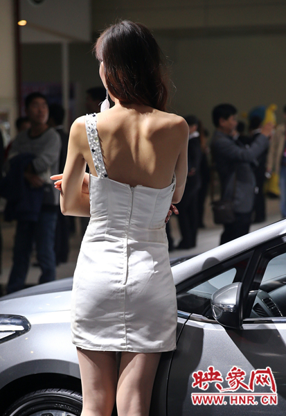 雖然進(jìn)入深秋，車模依然“輕裝”上場。