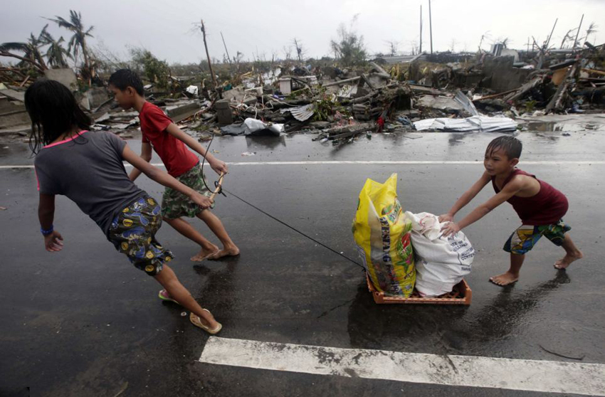 菲強(qiáng)臺(tái)風(fēng)致萬(wàn)人遇難 食物短缺現(xiàn)哄搶