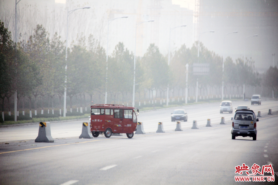 獨(dú)家:記者走訪鄭開大道 已放置數(shù)百個(gè)水泥隔離樁 獨(dú)家:記者走訪鄭開大道 已放置數(shù)百個(gè)水泥隔離樁