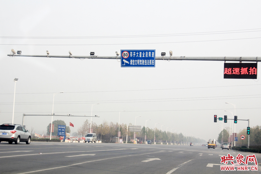 獨(dú)家:記者走訪鄭開大道 已放置數(shù)百個(gè)水泥隔離樁 獨(dú)家:記者走訪鄭開大道 已放置數(shù)百個(gè)水泥隔離樁