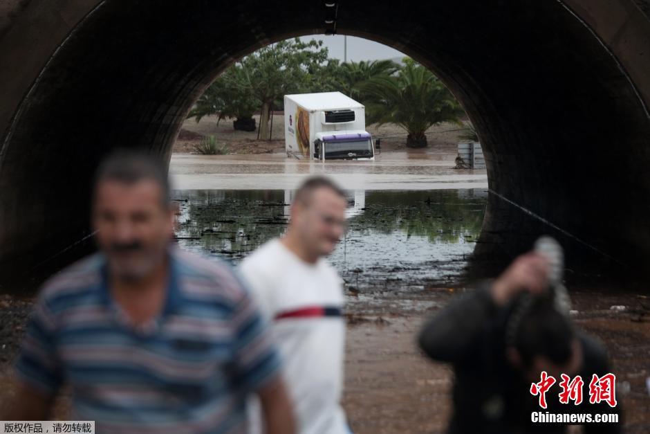 西班牙連日暴雨導致洪水泛濫 車輛被水淹沒