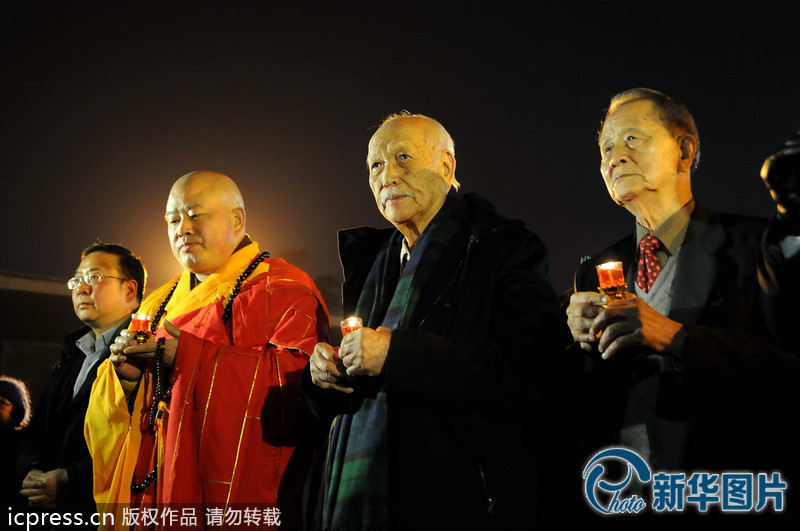 “為南京大屠殺遇難者守靈儀式暨和平燭光祭”活動(dòng)在侵華日軍南京大屠殺遇難同胞紀(jì)念館祭場舉行。