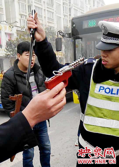 據(jù)當(dāng)事交警描述，男子自知車上有刀，在車輛被逼停后，車上的另一名男子試圖將刀具交給到達(dá)現(xiàn)場的同伴。