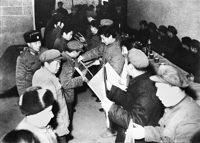 1985年4月6日,時(shí)任中共正定縣委書(shū)記習(xí)近平在全縣首季開(kāi)門(mén)紅表彰大會(huì)上頒獎(jiǎng)。