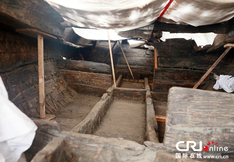 2014年1月6日，河南洛陽古沉船發(fā)掘現(xiàn)場，古沉船頭，船倉內(nèi)部。