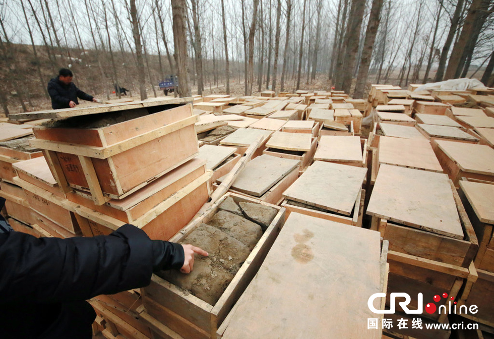 2014年1月6日，河南洛陽古沉船發(fā)掘現(xiàn)場，古船周圍和船上清理出來的青膏泥已被打包入箱。