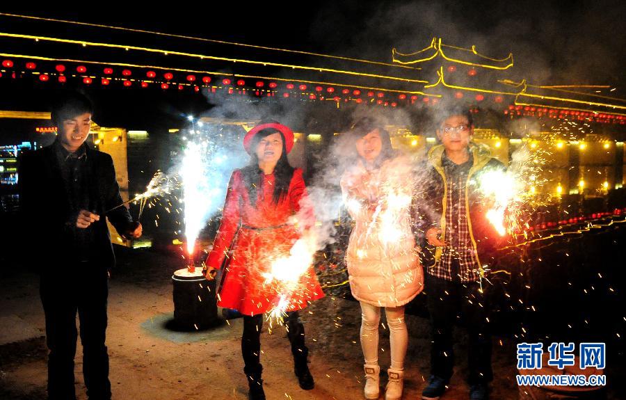1月30日，浙江金華武義市民在燃放煙花，喜迎馬年春節(jié)。