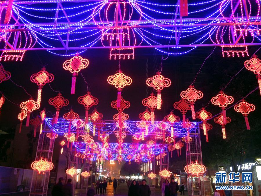 　1月30日，市民走在由中國結(jié)霓虹燈裝扮的蘇州街頭。