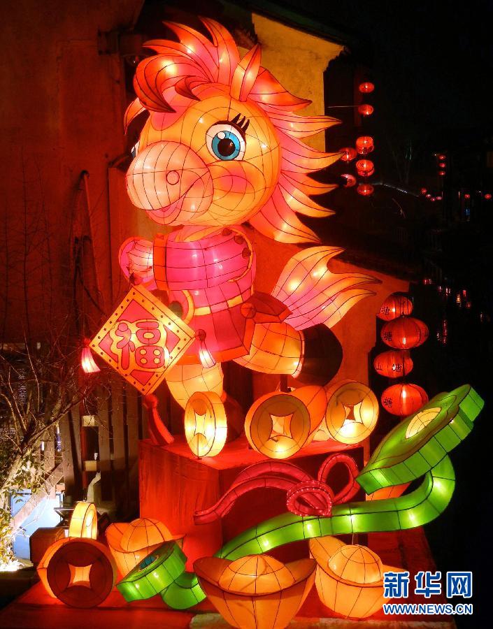 1月30日在蘇州山塘街拍攝的“福馬鬧春”彩燈景觀。