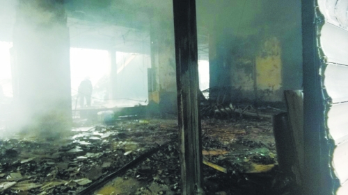 3.營業(yè)大廳棚頂坍塌，貨物成灰。