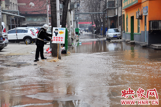 巡防隊(duì)員到了現(xiàn)場(chǎng)后，設(shè)置了警示牌，并勸阻小朋友進(jìn)入水中