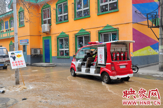 巡防隊(duì)員將巡消車開(kāi)到對(duì)面，將上學(xué)的小朋友一個(gè)一個(gè)接上車，送出家屬院