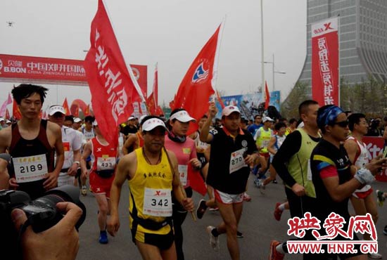 目前在鄭開大道上，一場角逐正在展開。