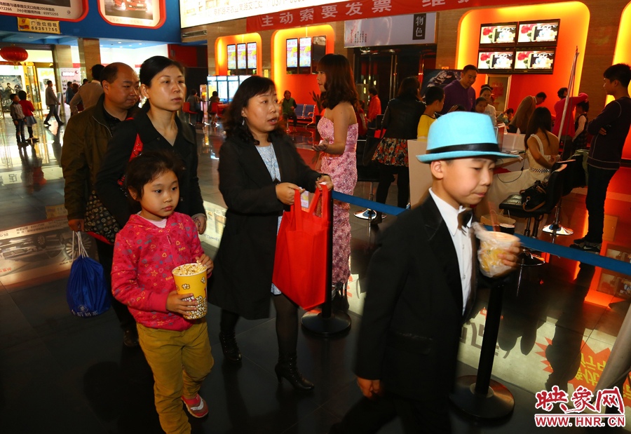 觀眾進(jìn)入影院觀看微電影《小英雄》 觀眾進(jìn)入影院觀看微電影《小英雄》