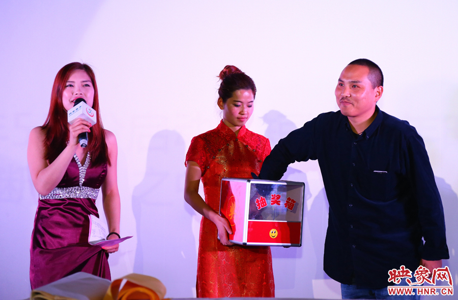 現(xiàn)場抽獎(jiǎng)環(huán)節(jié) 現(xiàn)場抽獎(jiǎng)環(huán)節(jié)