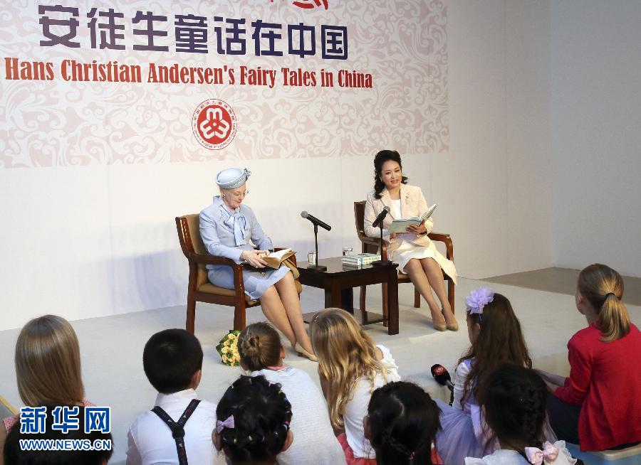 這是彭麗媛和瑪格麗特二世來(lái)到兩國(guó)孩子們當(dāng)中，為孩子們朗讀安徒生童話(huà)《丑小鴨》選段。