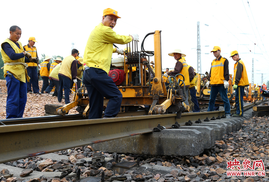 道岔換鋪機(jī)組正在換鋪鐵軌