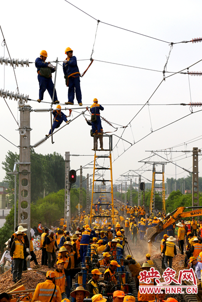 時(shí)間緊工程量大，工人們都加緊施工