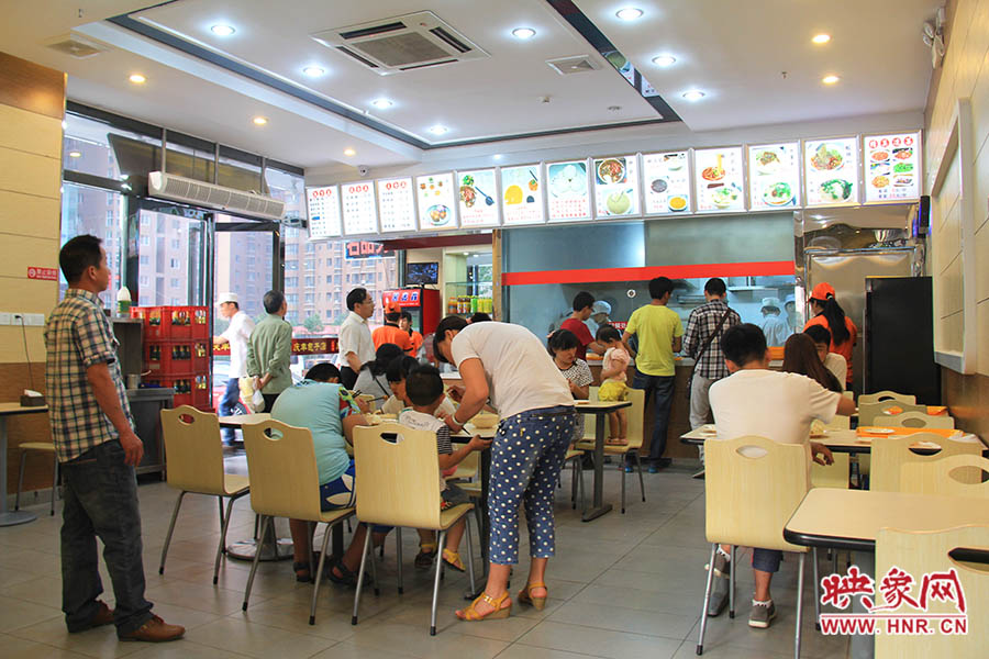 慶豐包子的金字招牌真不是蓋的,雖然店面還沒有正式營(yíng)業(yè),已有許多食客慕名來吃包子。