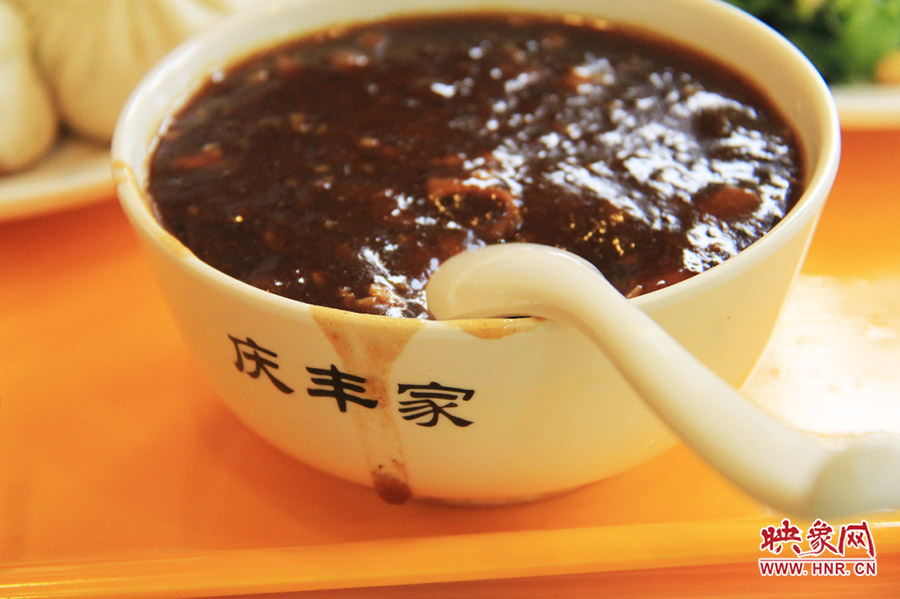 一碗炒肝,看上去也有滋有味。