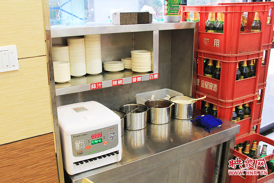 調(diào)料、小碟、餐具也都被放在另一張單獨(dú)的桌子上,需要用餐者“自助”。