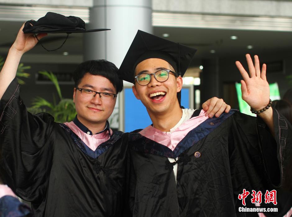 6月6日，浙江理工大學(xué)的畢業(yè)生們?cè)谛@中以賣(mài)萌、搞怪等獨(dú)具青春特色的方式告別大學(xué)生涯。中新社發(fā) 李晨