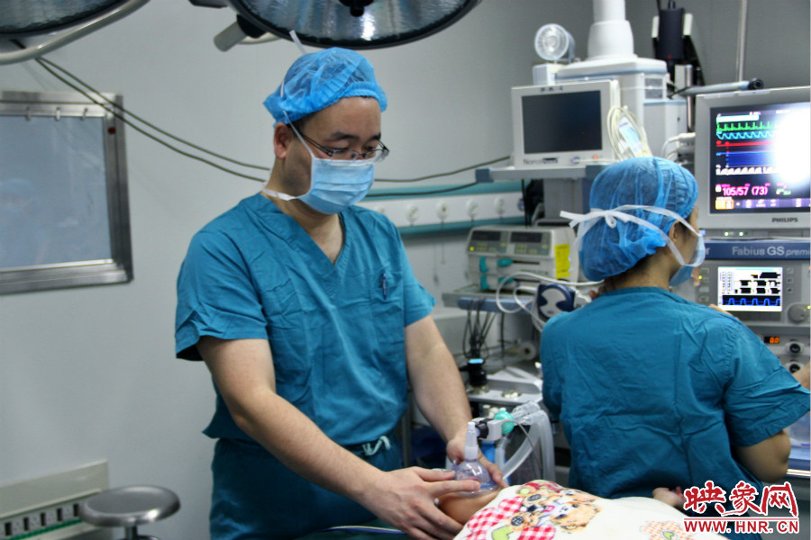 上午8點(diǎn)10分，小龍接受全身麻醉。