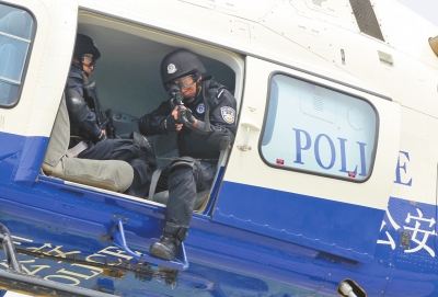 遇緊急情況，機(jī)載狙擊手可實(shí)施對(duì)地打擊。