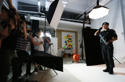 拍起大片來，特警也是一絲不茍。