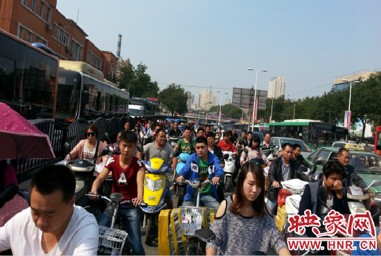 在一些易堵路段車輛仍然“寸步難行”。