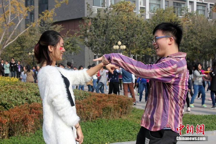 11月11日，河南財(cái)經(jīng)政法大學(xué)校園內(nèi)，300名在校大學(xué)生在上演了一出“光棍”也瘋狂的“快閃”大戲。