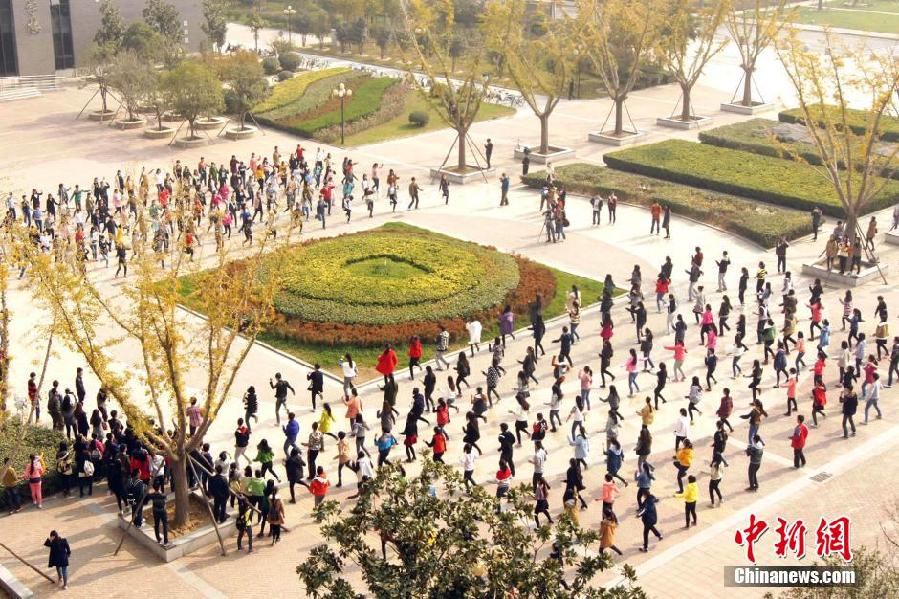 11月11日，河南財(cái)經(jīng)政法大學(xué)校園內(nèi)，300名在校大學(xué)生在上演了一出“光棍”也瘋狂的“快閃”大戲。
