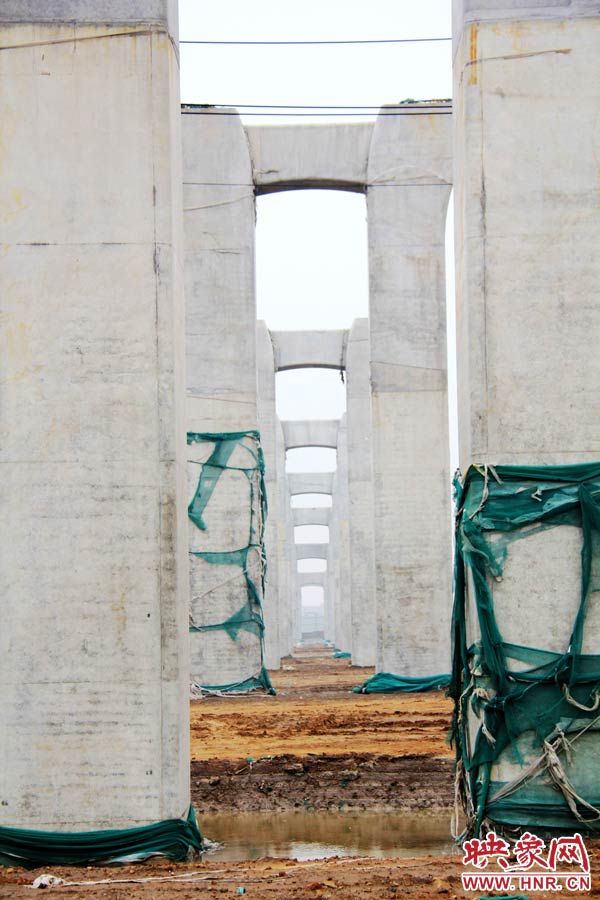 目前附近居民認(rèn)為“照目前的施工狀況看，年底主體完工已不太可能”。