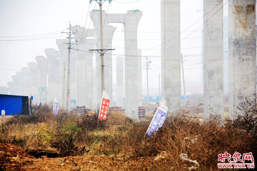 整個(gè)京廣快速路南段工程共分為六個(gè)工區(qū)，柴鍋轉(zhuǎn)盤處是京廣快速路南段三工區(qū)的施工區(qū)域。