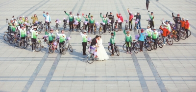 騎友們圍成一個“心”形，郝幸福在心尖上深情地親吻著新娘。