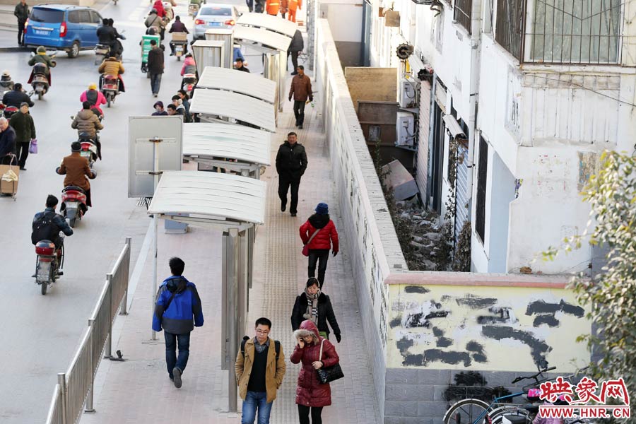 墻內(nèi)扔著垃圾，墻面上涂滿了牛皮癬小廣告，異常顯眼。