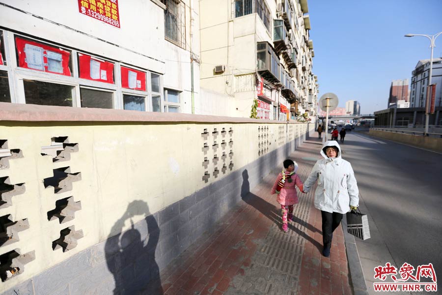 市民從墻外走過(guò)。