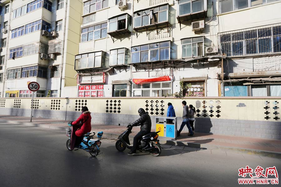 雖然墻內(nèi)的商戶已經(jīng)搬走，但一些門頭還沒(méi)撤下。