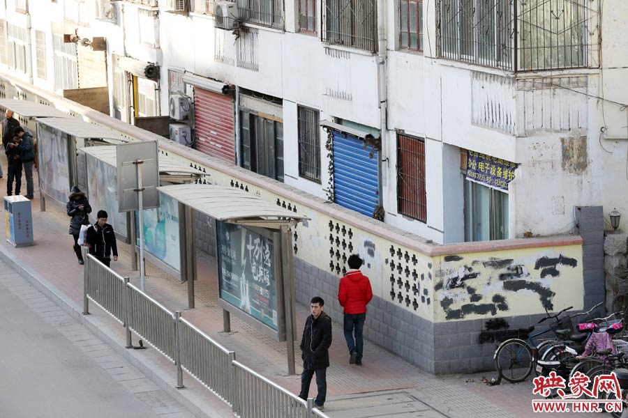 圍墻外是一處公交站牌。