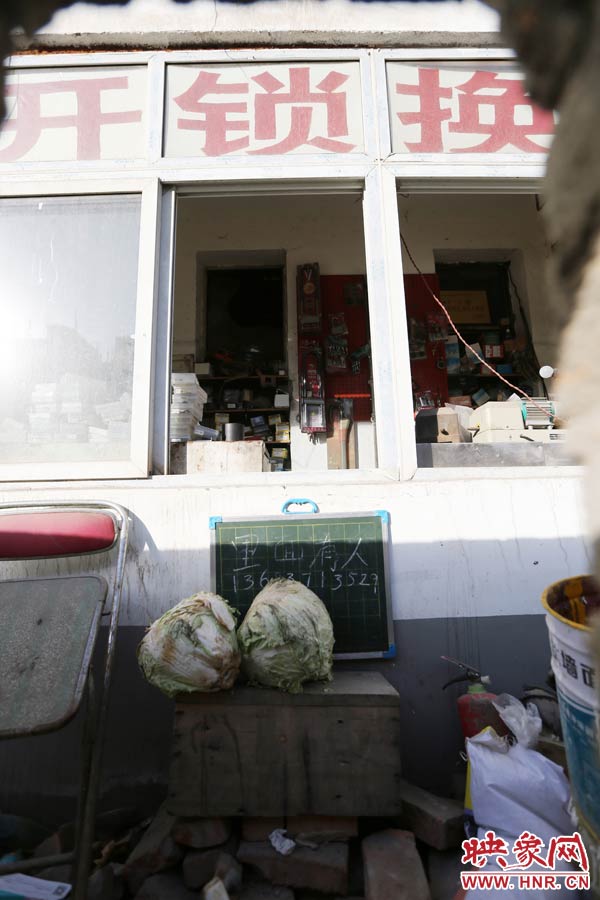 一家開(kāi)鎖的商戶掛了一個(gè)牌子，上面寫(xiě)著“里面有人”，提醒市民這里正常營(yíng)業(yè)。