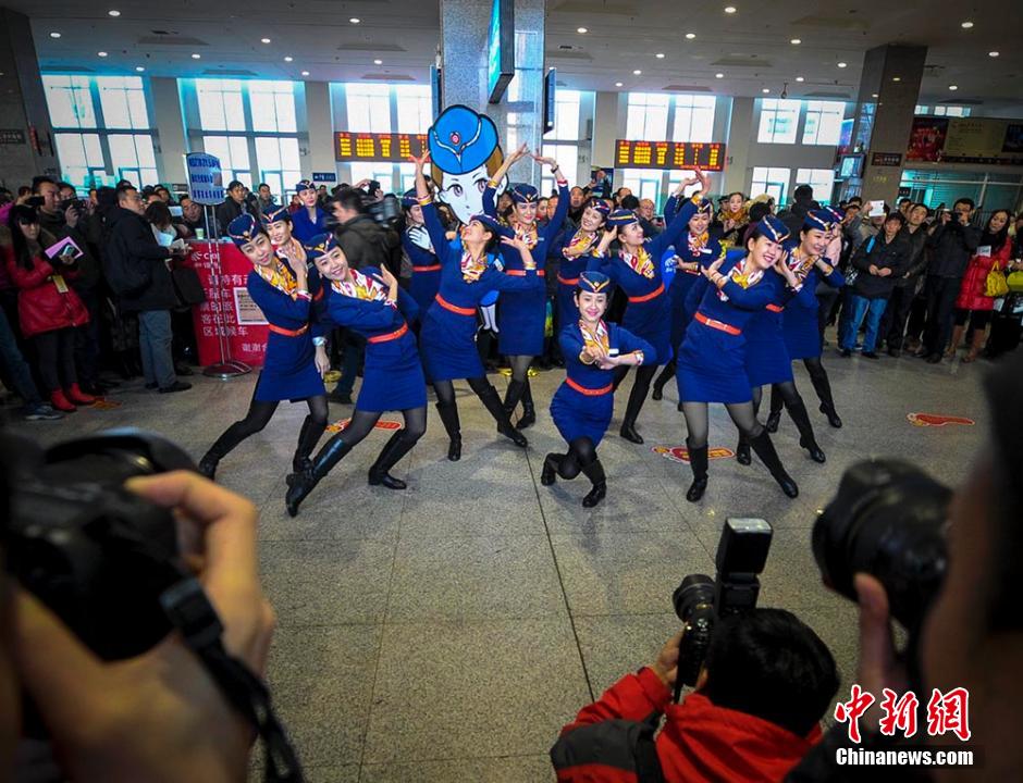 圖為D2702次列車13名乘務員在候車大廳內(nèi)玩起“快閃”。