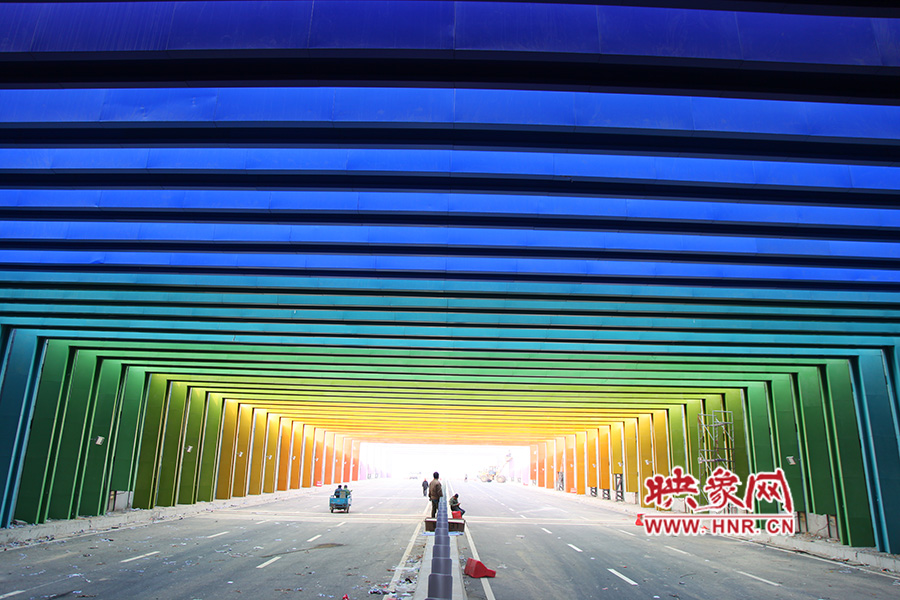 出隧道時(shí)由顏色過渡為紫色。