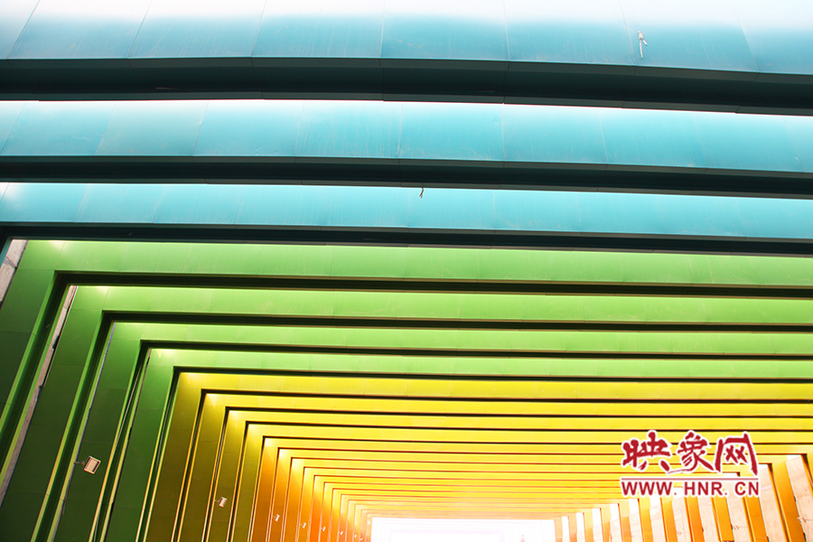 線條的明暗變化令人感覺夢幻般神奇。