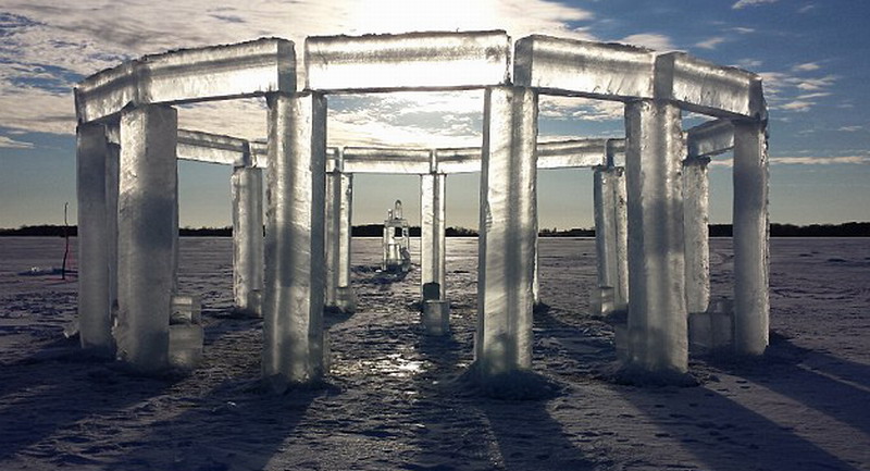 5名美國人制造冰柱版巨石陣。（網頁截圖）