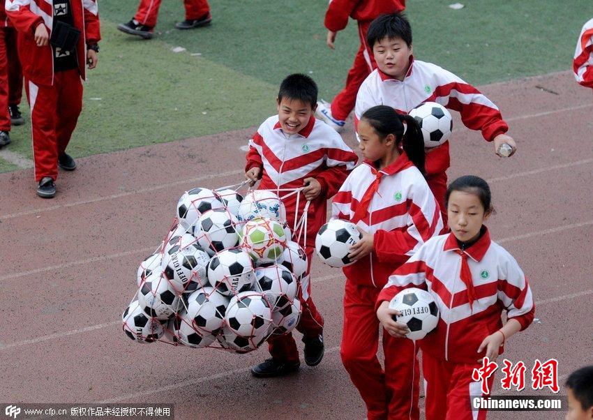 洛陽推進(jìn)校園足球普及 學(xué)生跳起“足球操”