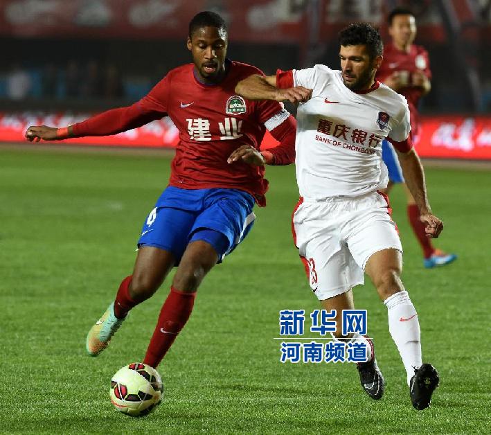 河南建業(yè)隊隊員戈麥斯（左）與重慶力帆隊隊員吉利奧蒂在比賽中拼搶。